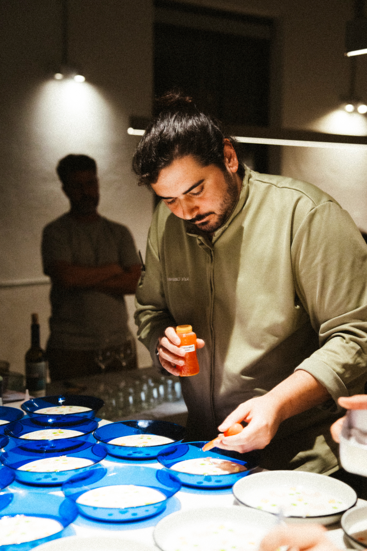Rafael terminando una sopa fría en servicio