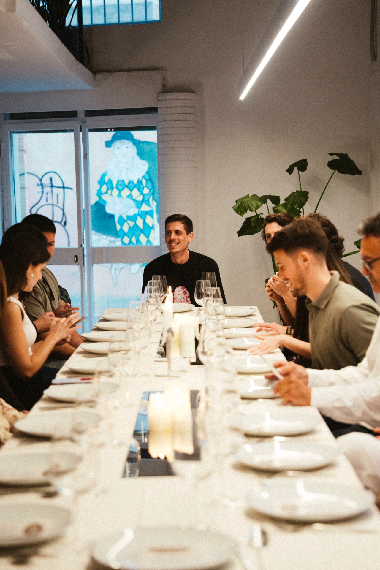 Mesa larga preparada para una cena privada