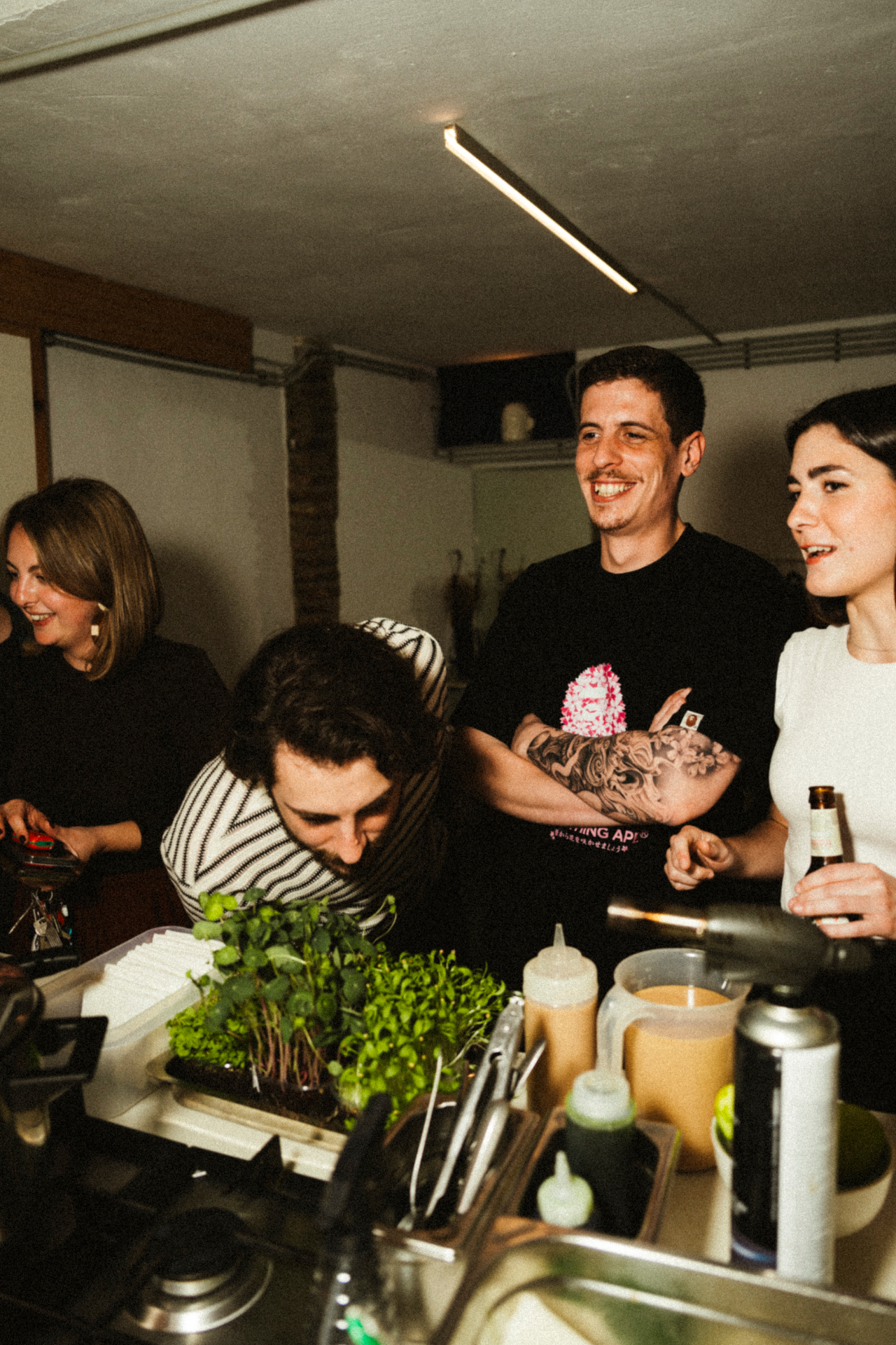 Cocina en vivo con comensales durante un evento privado en Málaga
