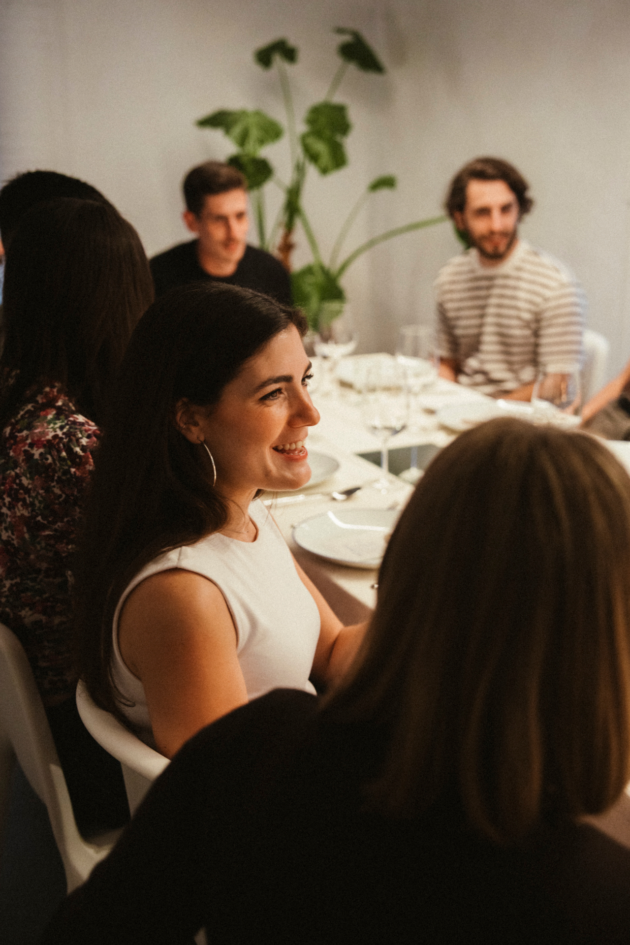 Comensales conversando durante una cena privada en Málaga