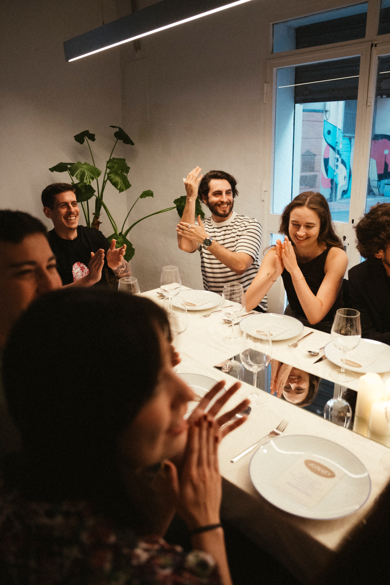 Mesa de comensales en una experiencia gastronómica en Málaga